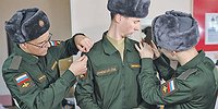 Пацаны на перроне, снова осень, погоны...